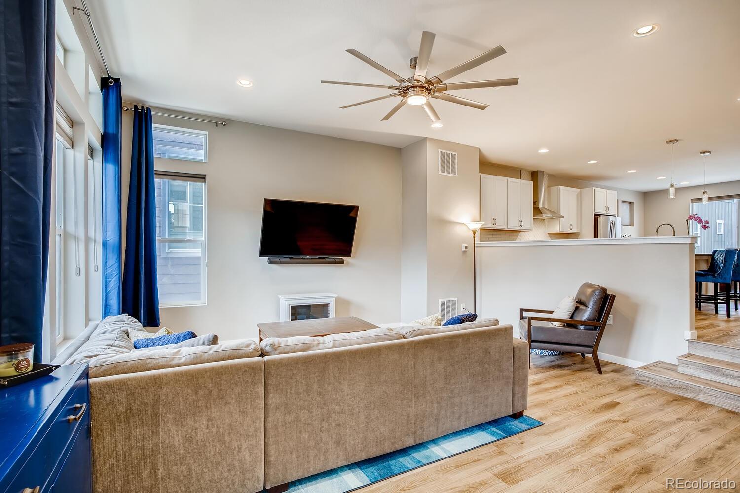 8952 Southurst Street Highlands Ranch, CO 80129 - Photo 6 of 39 Gallery Image 6