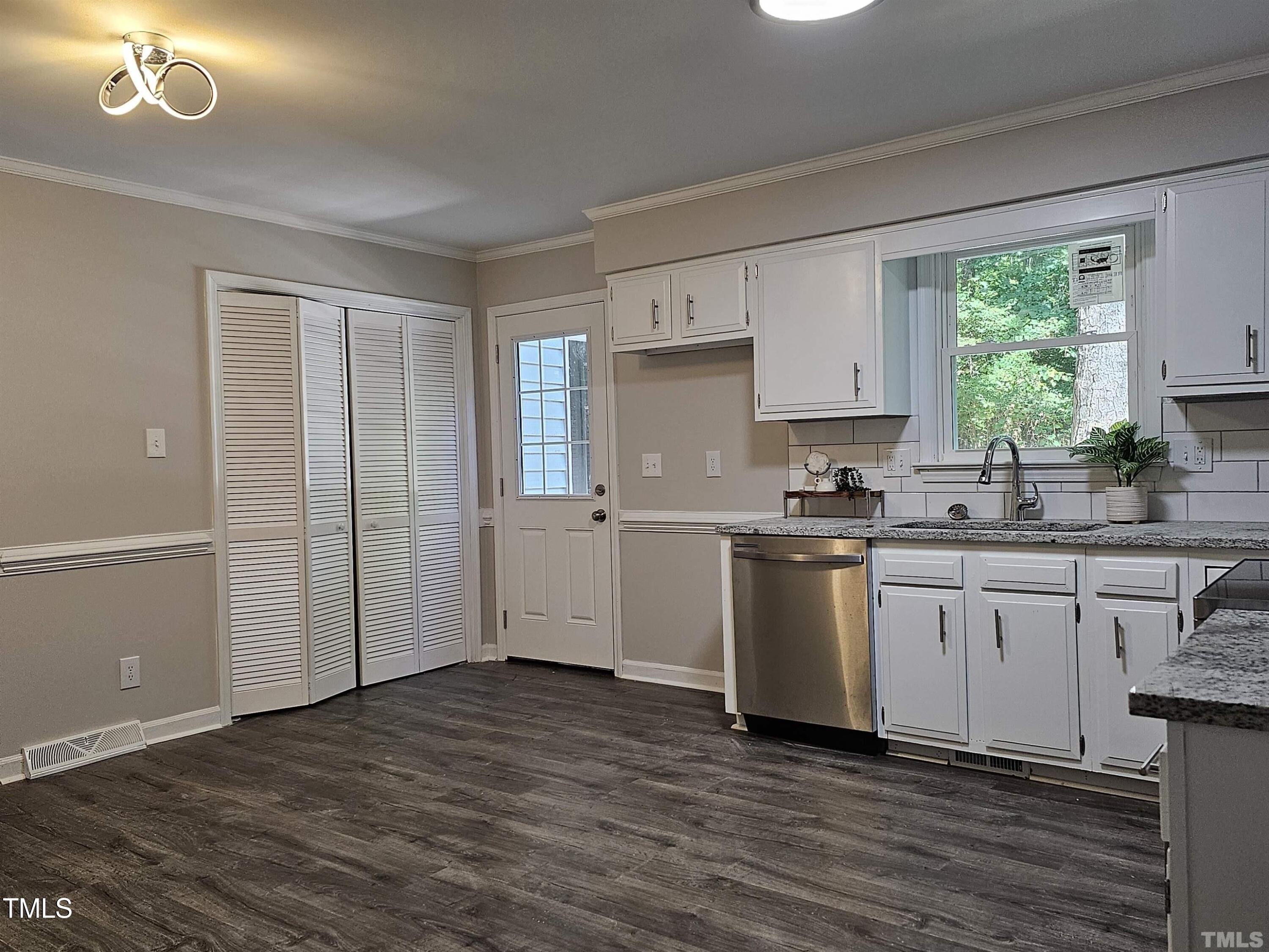 5906 Applewood Lane Raleigh, NC 27609 - Photo 4 of 14 2531040-4
