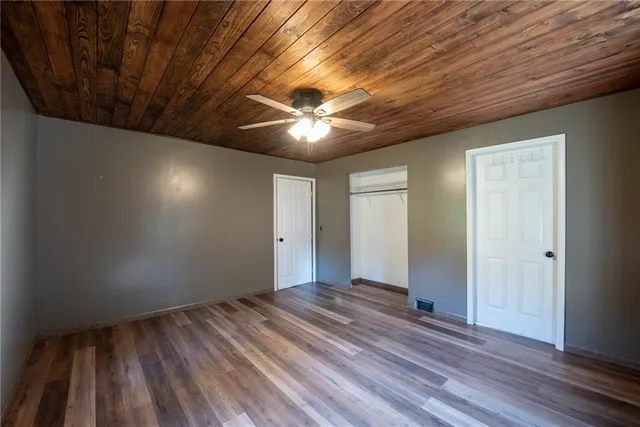 a view of room with ceiling fan