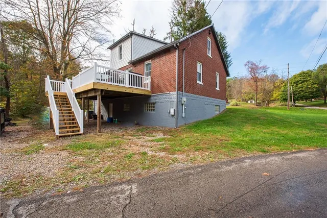 a view of a house with a yard