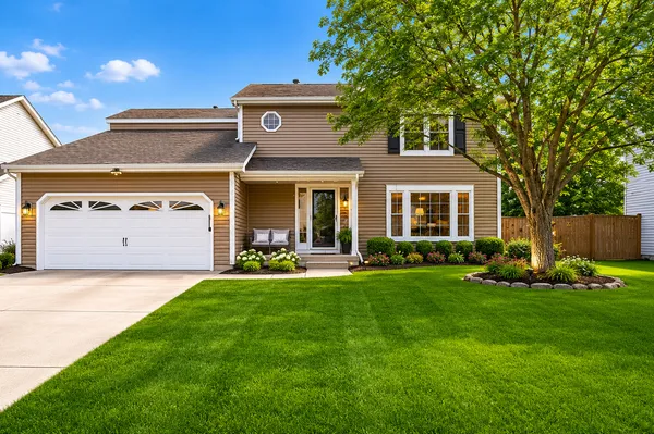 $399,900 | 684 Regent Drive, Crystal Lake, IL 60014