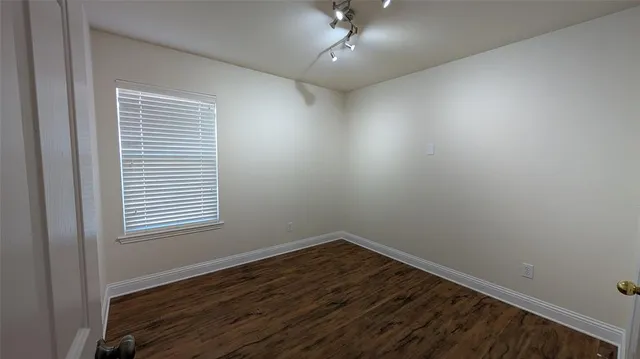 a view of a house with backyard and trees