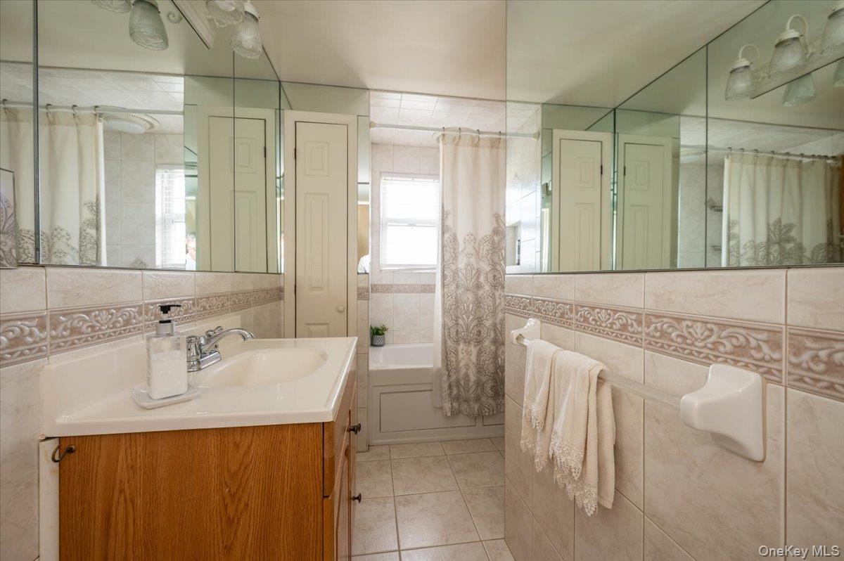 253 Blacksmith Road South Levittown, NY 11756 - Photo 18 of 28