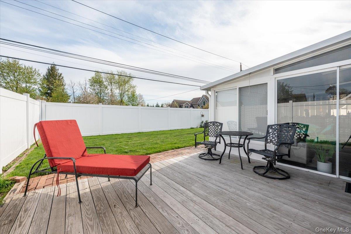 253 Blacksmith Road South Levittown, NY 11756 - Photo 23 of 28