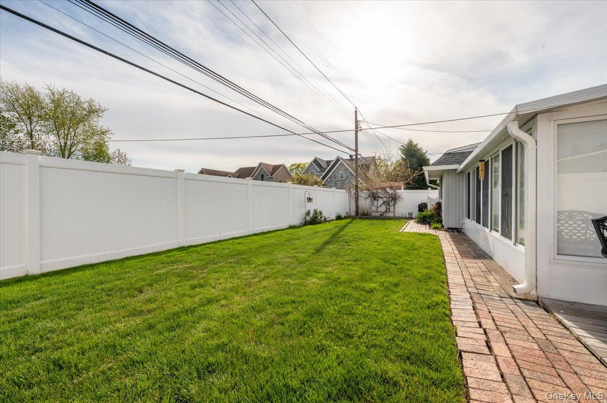 253 Blacksmith Road South Levittown, NY 11756 - Photo 26 of 28