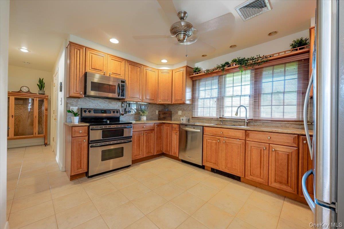 253 Blacksmith Road South Levittown, NY 11756 - Photo 8 of 28