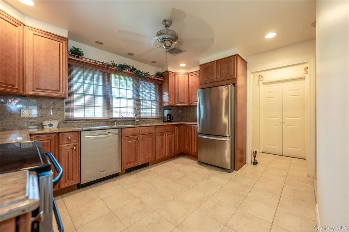 253 Blacksmith Road South Levittown, NY 11756 - Photo 9 of 28