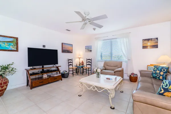 $399,999 | 1101 West Ocean Drive, Unit 24, Key Colony Beach, FL 33051