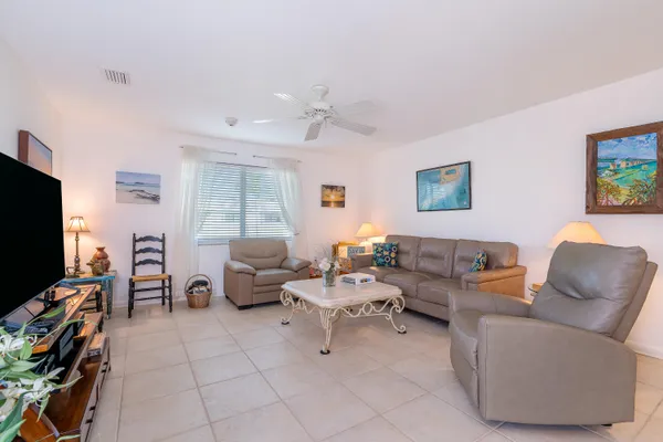 $399,999 | 1101 West Ocean Drive, Unit 24, Key Colony Beach, FL 33051