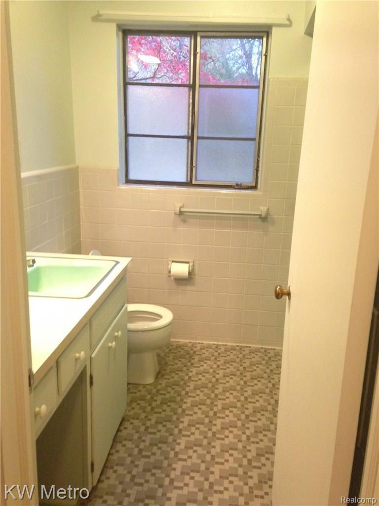 358 South Cranbrook Road Bloomfield Hills, MI 48301 - Photo 20 of 32 Full bath is original but in pristine condition.