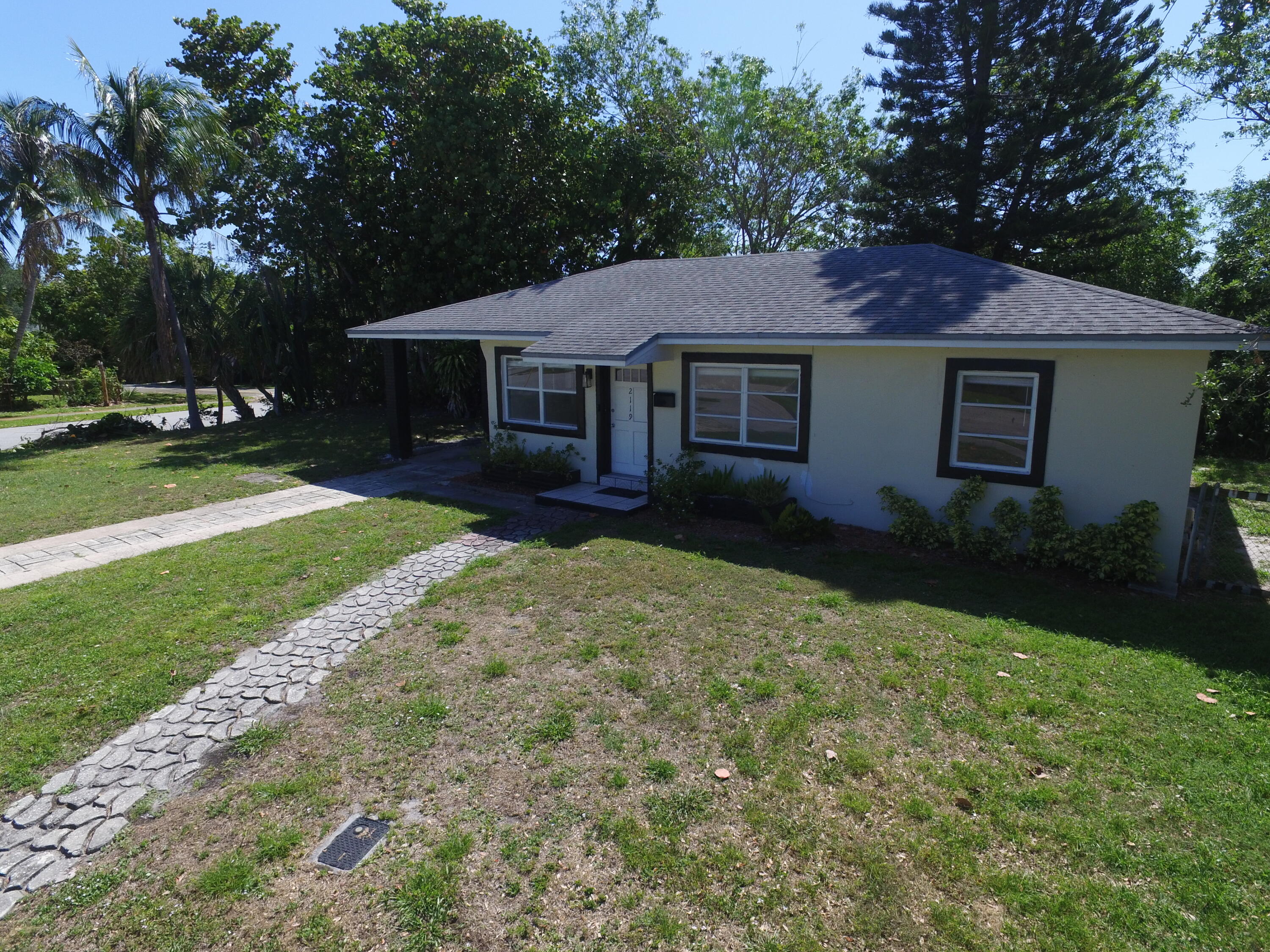 a view of a house with a yard
