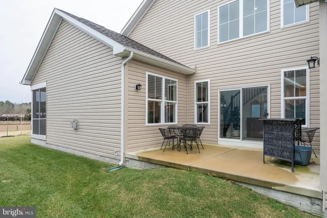 a view of outdoor space yard and porch