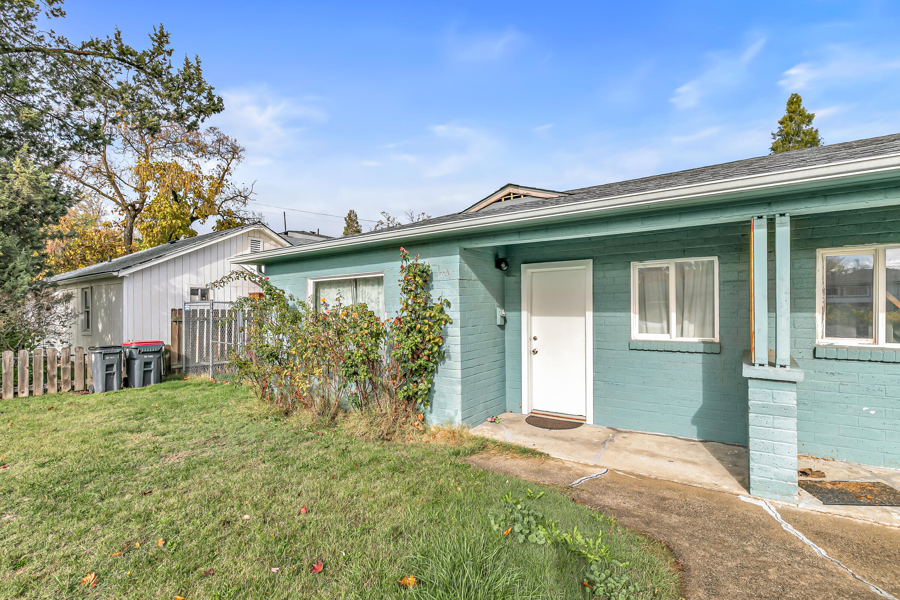 1048 West 13th Street Medford, OR 97501 - Photo 3 of 24