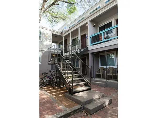 a picture of a bench in front of building