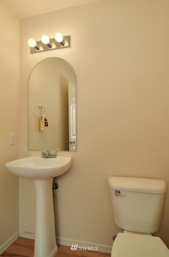 9214 Northeast 173rd Place Bothell, WA 98011 - Photo 9 of 15 Gallery Image 9