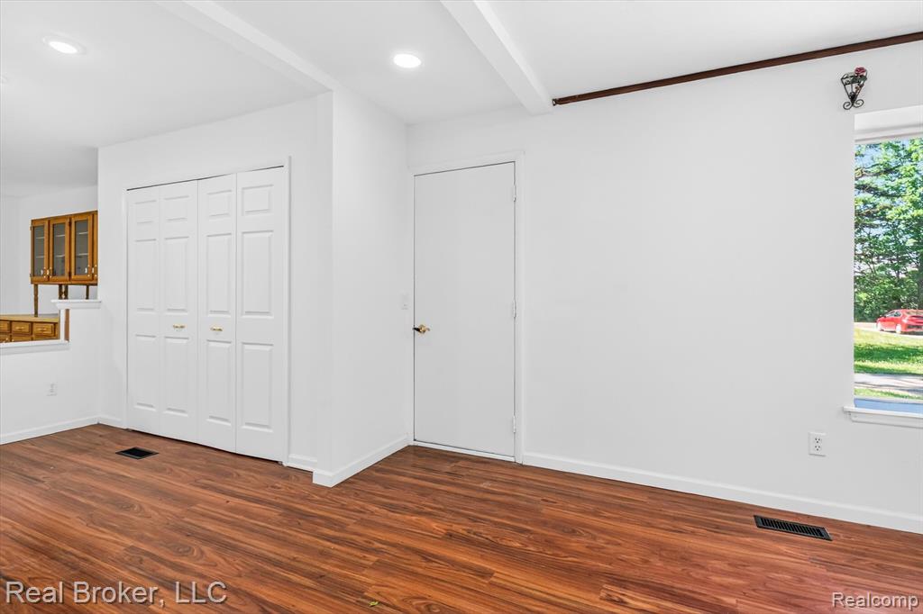 48050 Hull Road Belleville, MI 48111 - Photo 4 of 39