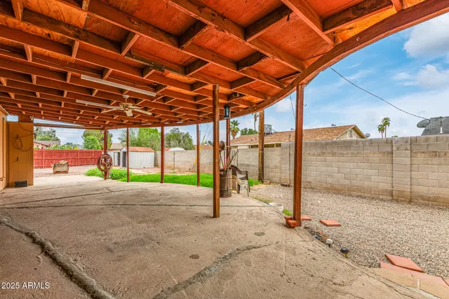 a view of a backyard