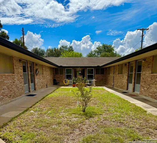 $900 | 200 East Cleveland Street, Beeville, TX 78102