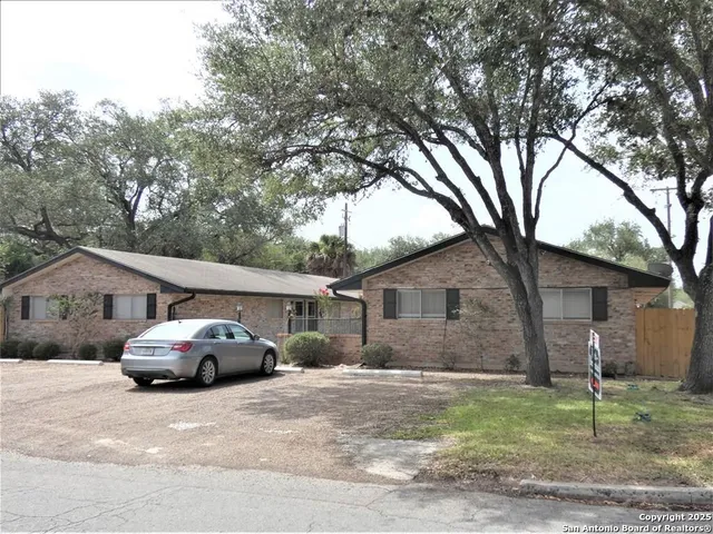$900 | 200 East Cleveland Street, Beeville, TX 78102