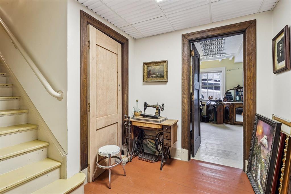 4352 Centre Avenue Pittsburgh, PA 15213 - Photo 32 of 45 a view of a hallway with workspace and windows