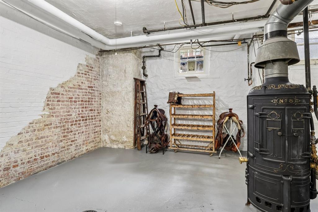 4352 Centre Avenue Pittsburgh, PA 15213 - Photo 34 of 45 a view of walk in closet with clothes