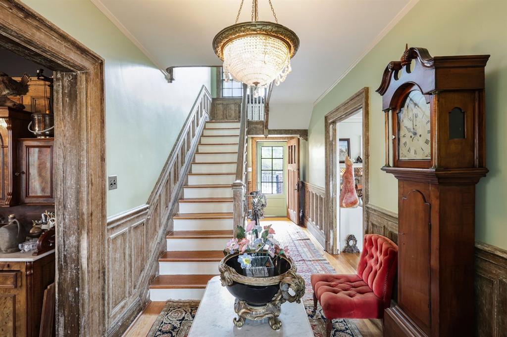 4352 Centre Avenue Pittsburgh, PA 15213 - Photo 4 of 45 a living room with furniture