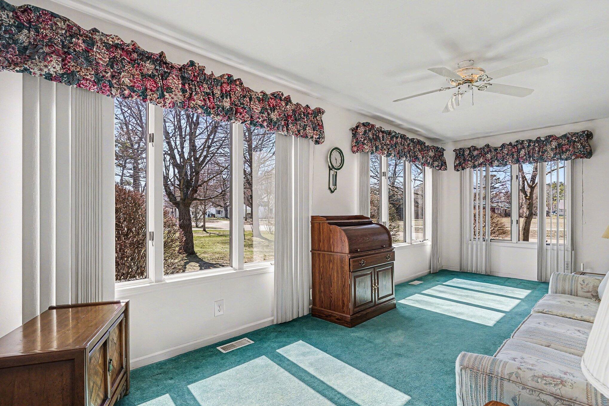 110 South Fruitport Road Spring Lake, MI 49456 - Photo 9 of 28 005_file_9645