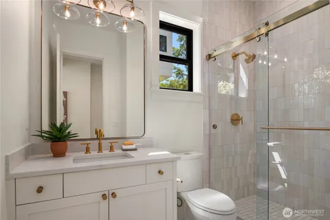 $4,399,995 | 4024 85th Avenue Southeast, Mercer Island, WA 98040