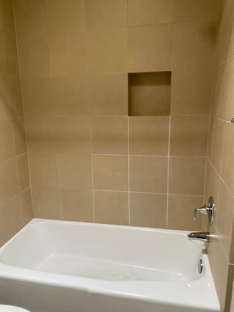 1111 East Ramon Road, Unit 10 Palm Springs, CA 92264 - Photo 13 of 23 a bathroom with a bathtub