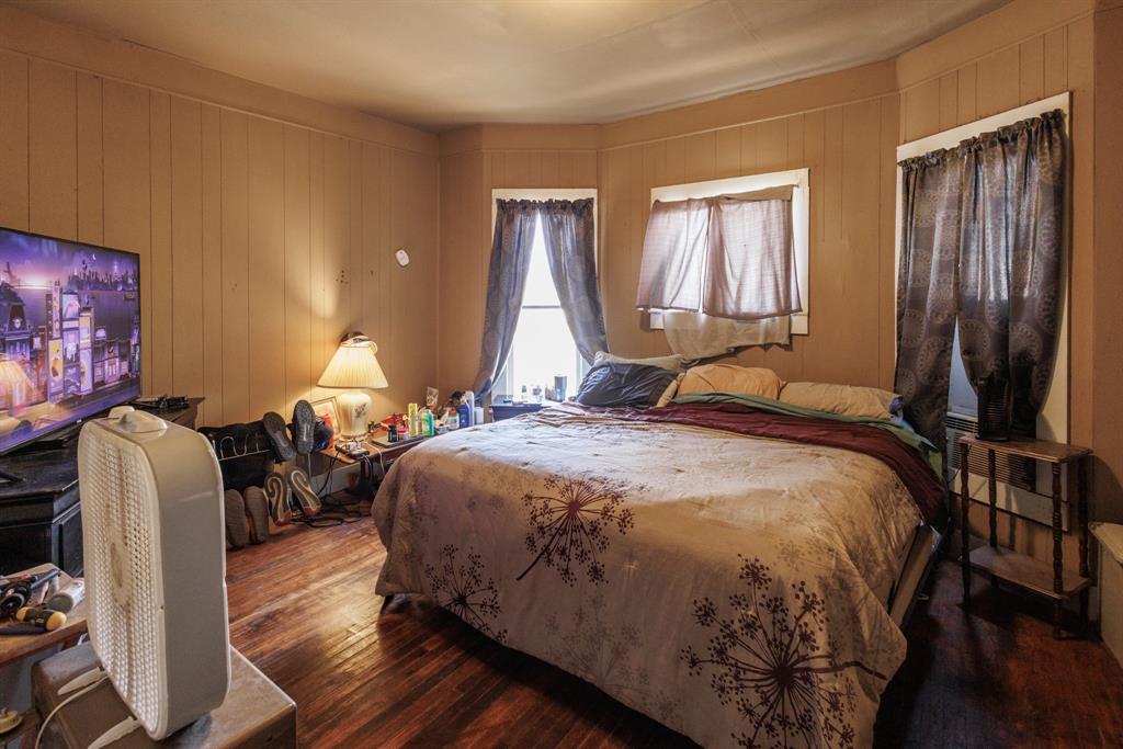2202 Chester Street Sweetwater, TX 79556 - Photo 9 of 21 a bed sitting in a bedroom next to a window