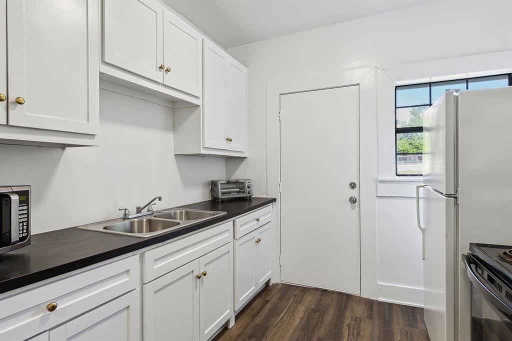 112 West Eighth Street Dallas, TX 75208 - Photo 13 of 34 a kitchen with a sink and cabinets
