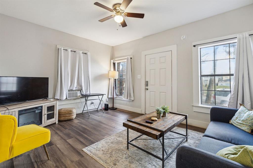 112 West Eighth Street Dallas, TX 75208 - Photo 24 of 34 a living room with furniture a flat screen tv and a window
