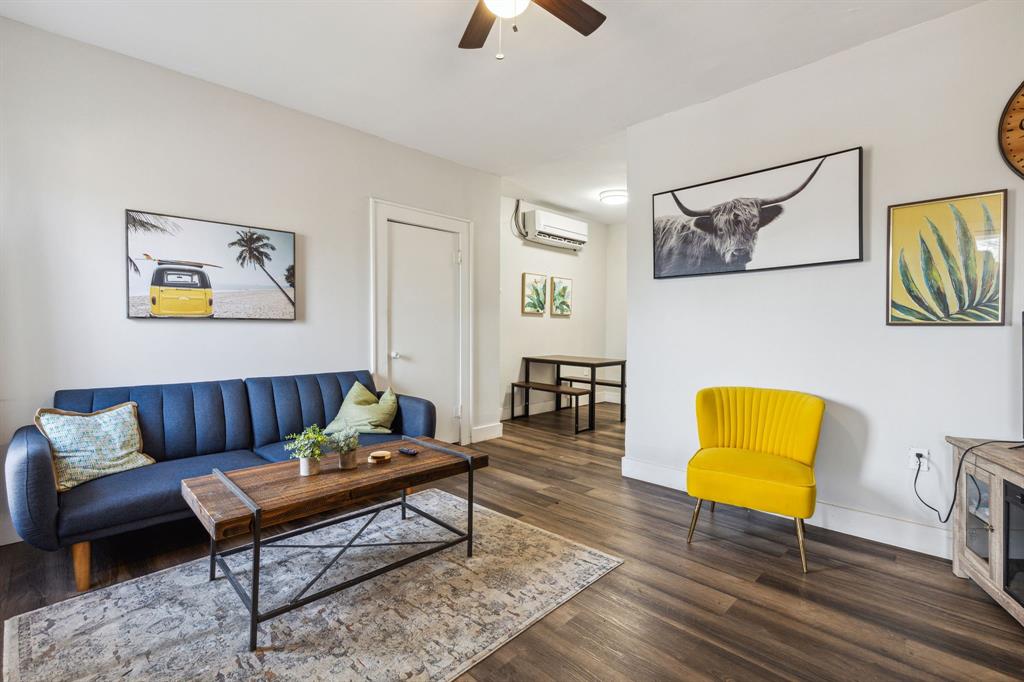 112 West Eighth Street Dallas, TX 75208 - Photo 25 of 34 a living room with furniture and a rug