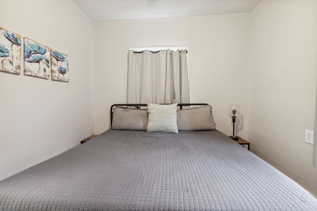 112 West Eighth Street Dallas, TX 75208 - Photo 28 of 34 a bed room with a bed and a night stand