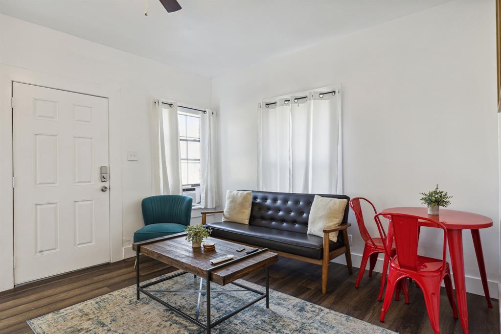 112 West Eighth Street Dallas, TX 75208 - Photo 5 of 34 a living room with furniture and a window
