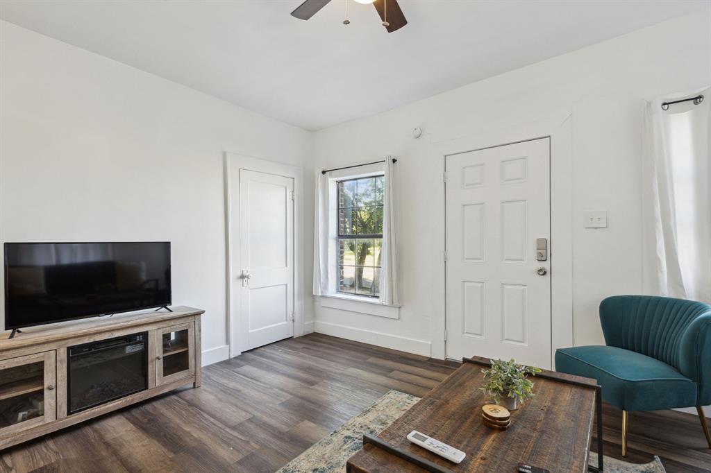 112 West Eighth Street Dallas, TX 75208 - Photo 7 of 34 a living room with furniture and a flat screen tv