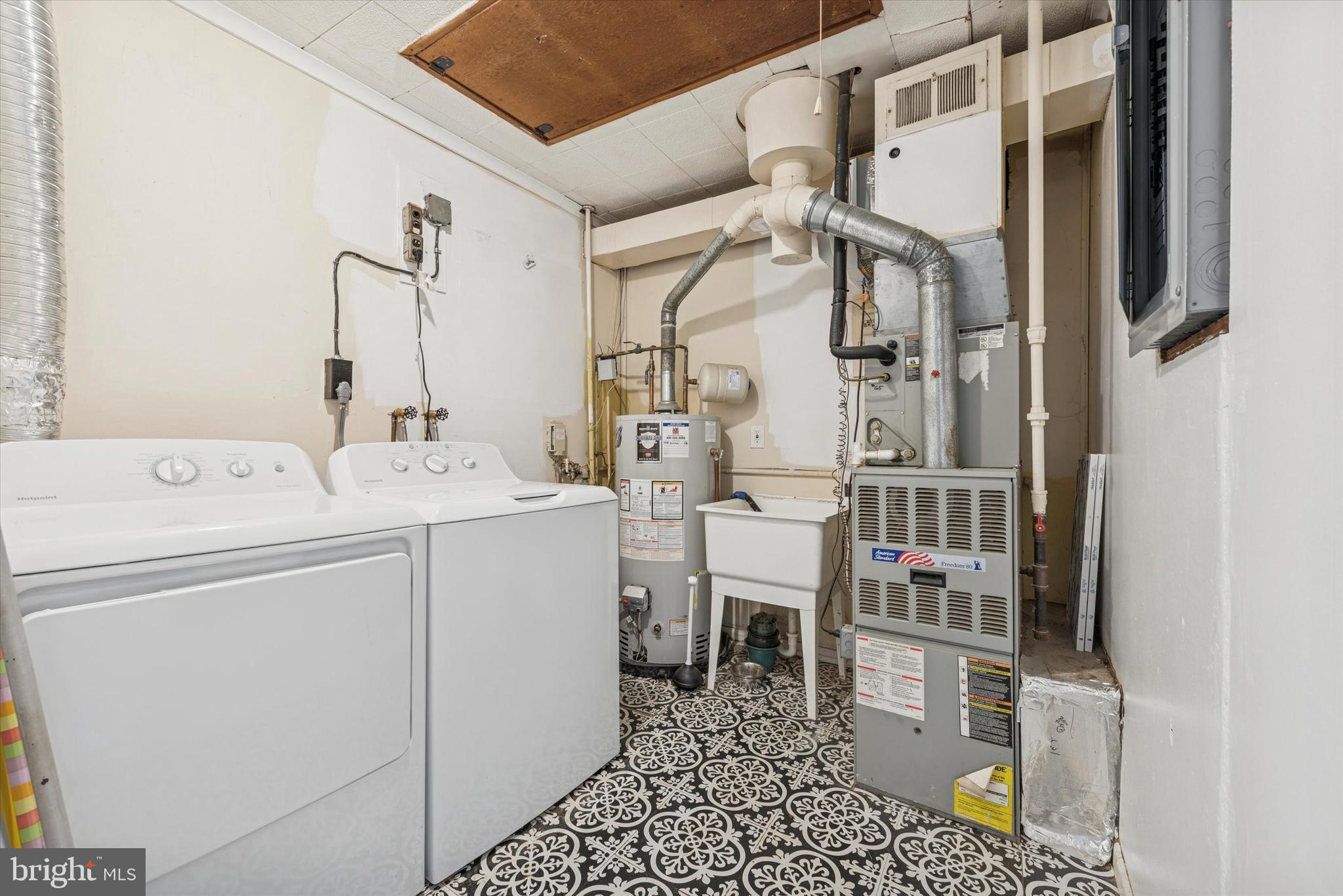 104 Lynbrook Road Paoli, PA 19301 - Photo 20 of 31 a utility room with dryer and washer