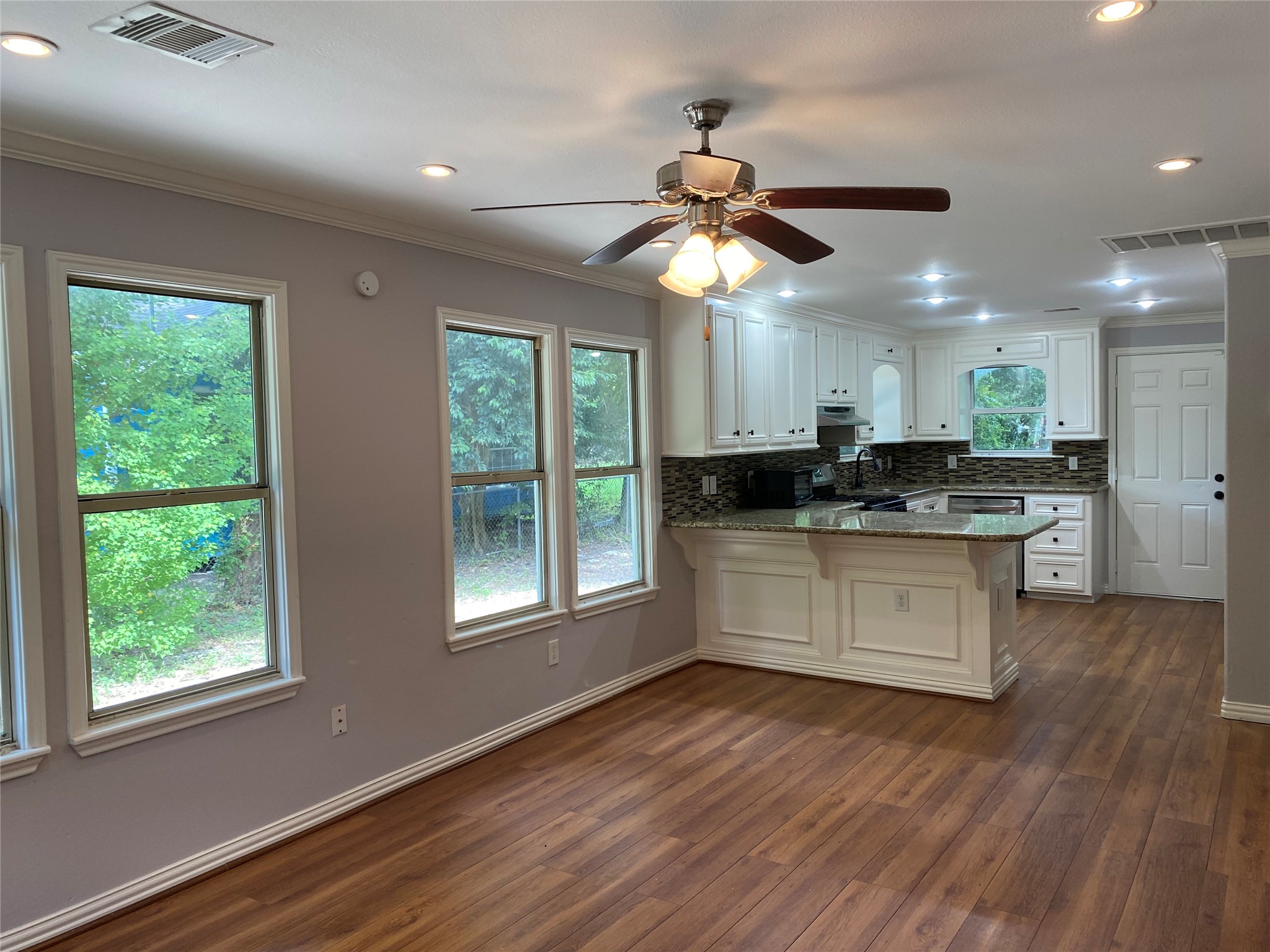 819 Eubanks Street Houston, TX 77022 - Photo 7 of 15