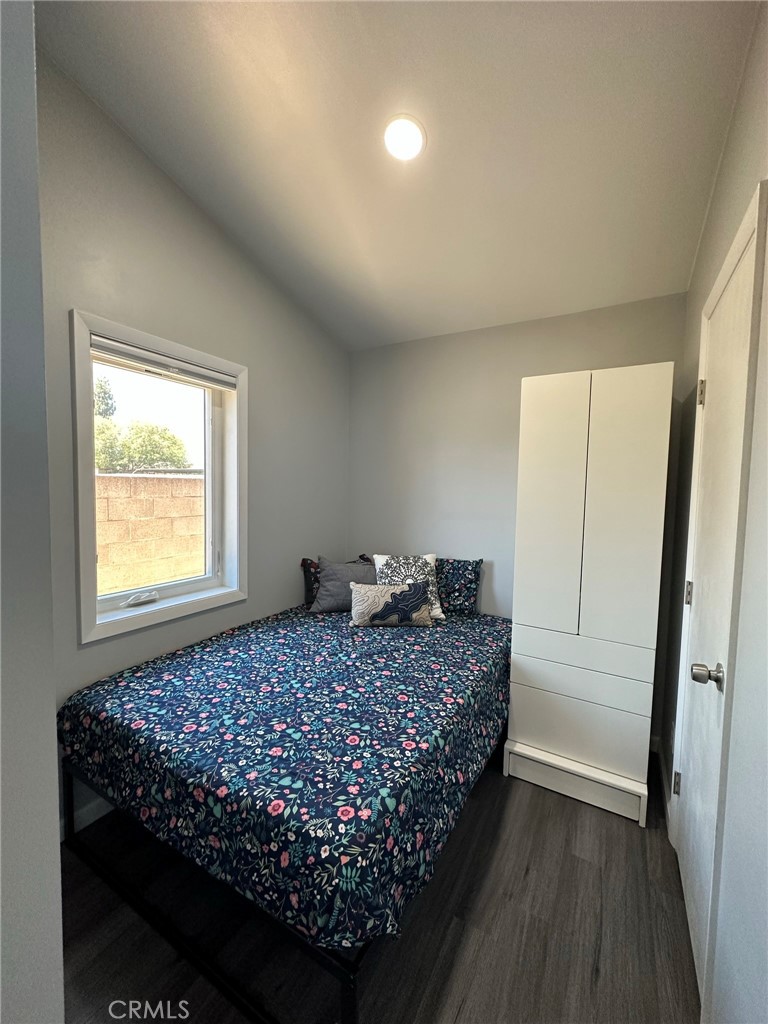 622 Broadway Gilroy, CA 95020 - Photo 2 of 6 a bedroom with a bed and a window