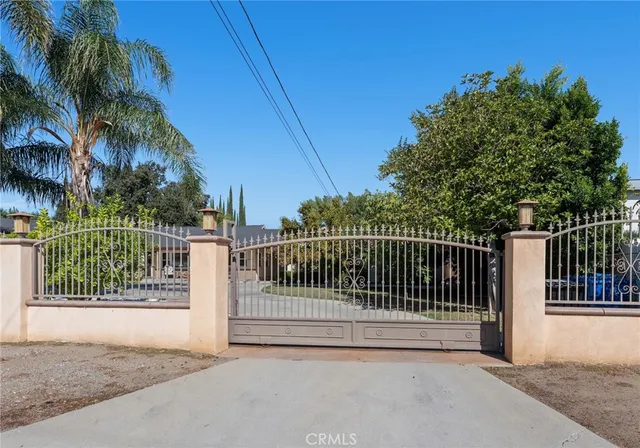 $2,500 | 22639 Calvert Street, Unit F, Woodland Hills, CA 91367