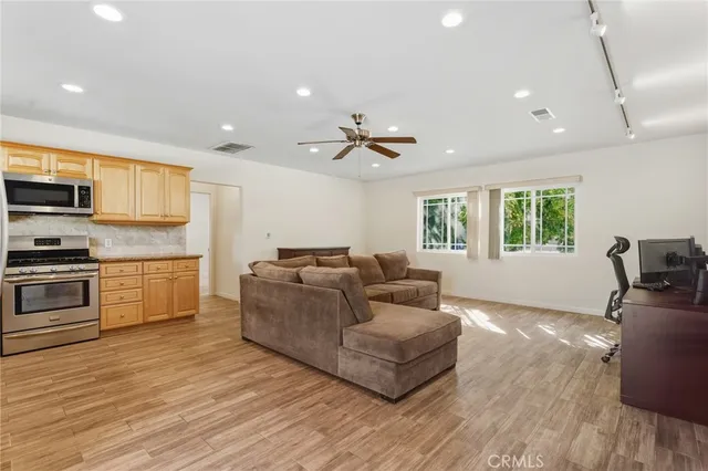 $2,500 | 22639 Calvert Street, Unit F, Woodland Hills, CA 91367