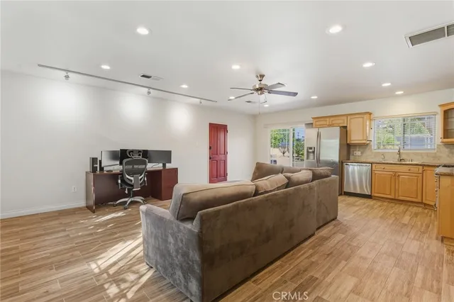 $2,500 | 22639 Calvert Street, Unit F, Woodland Hills, CA 91367