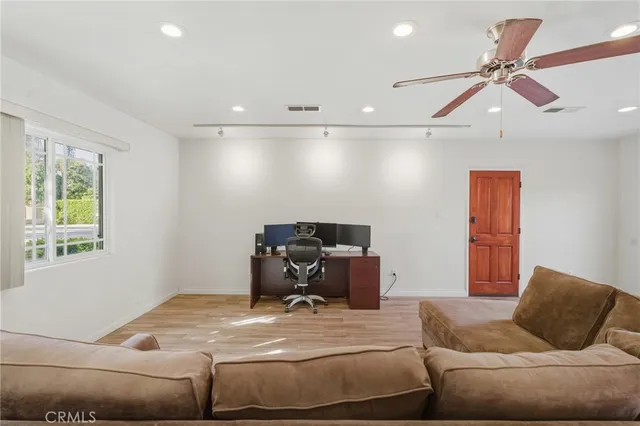 $2,500 | 22639 Calvert Street, Unit F, Woodland Hills, CA 91367