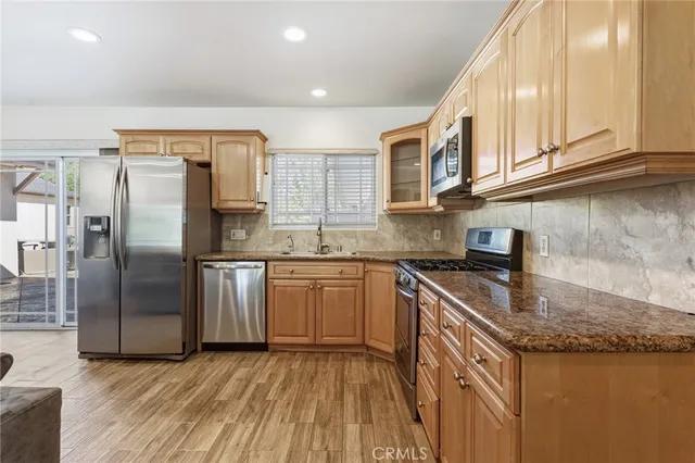 $2,500 | 22639 Calvert Street, Unit F, Woodland Hills, CA 91367