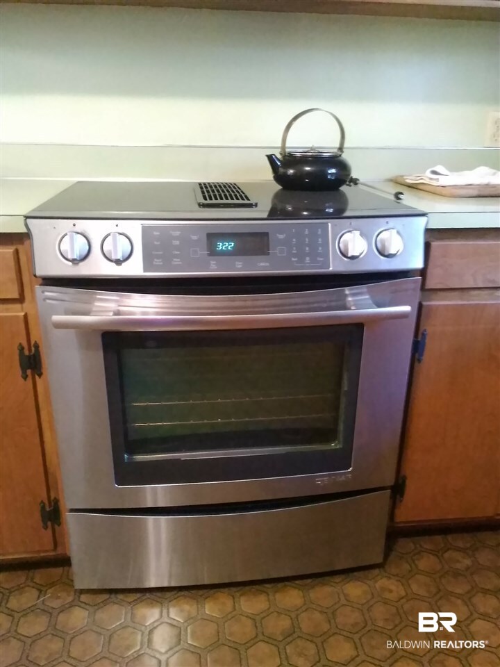 8189 River Road North Foley, AL 36535 - Photo 22 of 50 Jenn-Air oven/range barely used!