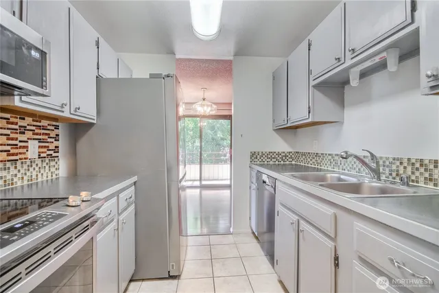 $2,400 | 12421 74th Lane South, Unit 20, Seattle, WA 98178