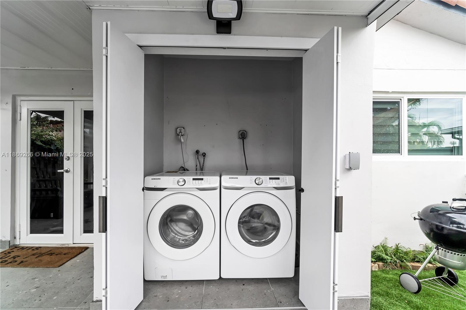 980 West 43rd Place, Unit 980 Hialeah, FL 33012 - Photo 17 of 17 a view of washer and dryer