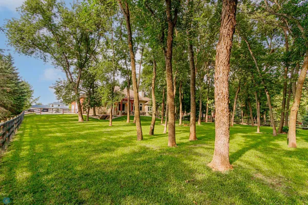 $979,000 | 106 50th Avenue East, West Fargo, ND 58078