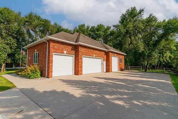$979,000 | 106 50th Avenue East, West Fargo, ND 58078