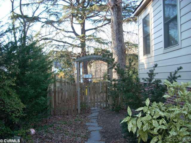 1010 Foxcroft Road Henrico, VA 23229 - Photo 3 of 12 Yard/Garden